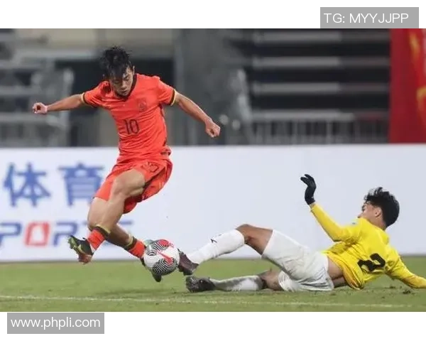 足球明星意外受伤睾丸被踢引发关注球场安全问题及运动员健康讨论