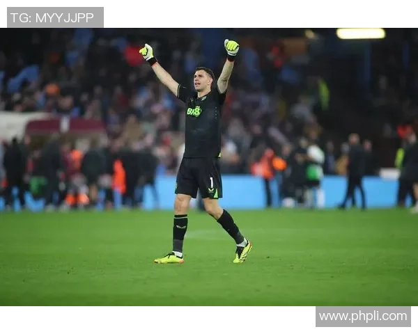 足球明星大马丁的精彩瞬间与职业生涯回顾照片集锦